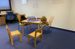 Handpuppe Löwe am Spieltisch