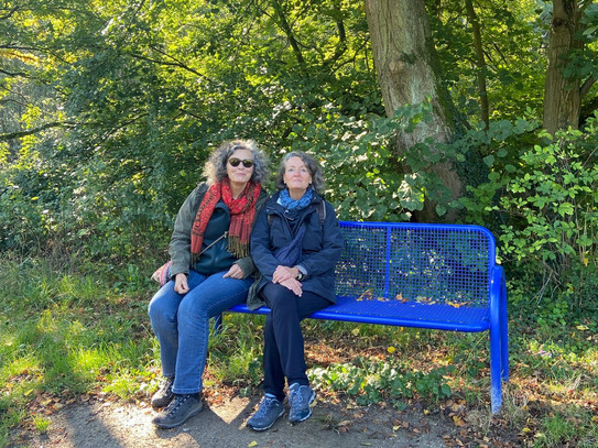 Ute Ritterfeld und Katja Subellok auf einer blauen Bank