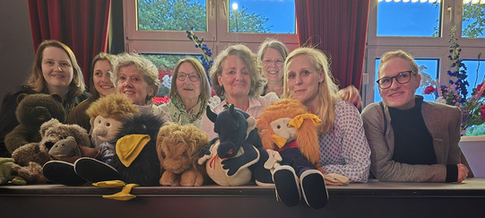 SpA-Team mit Handpuppen