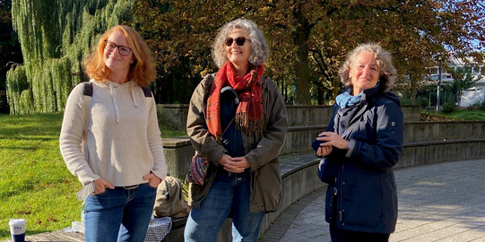 Anna-Lena Scherger, Ute Ritterfeld und Katja Subellok auf dem Campus EF50