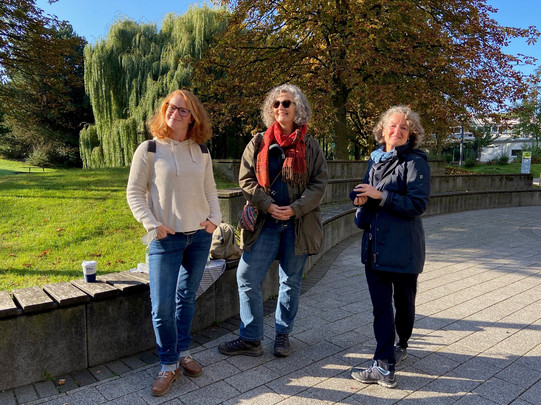 Anna-Lena Scherger, Ute Ritterfeld und Katja Subellok auf dem Campus EF50