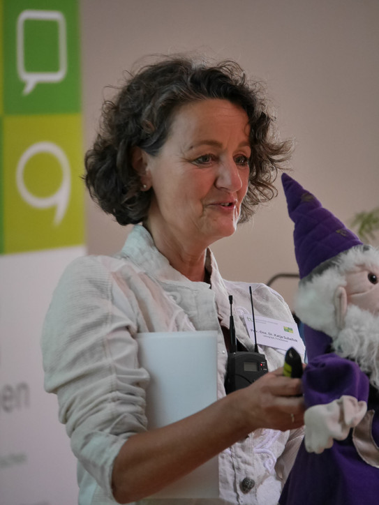 Prov.-Doz. Dr. Katja Subellok a.D. Porträt von Katja Subellok und Zauberer